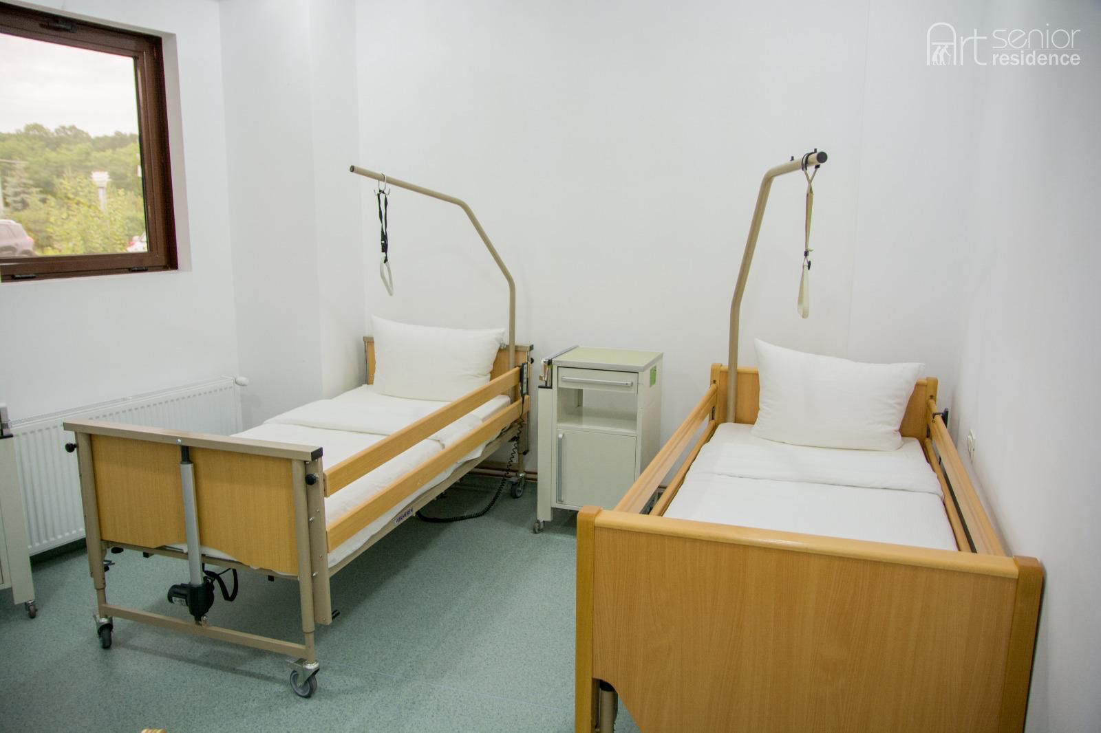 Cameră dublă cu paturi medicale, mânere de sprijin și noptiere