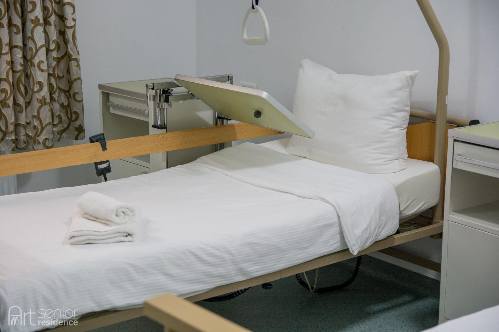 Pat medical cu măsuță de servire și lenjerie curată