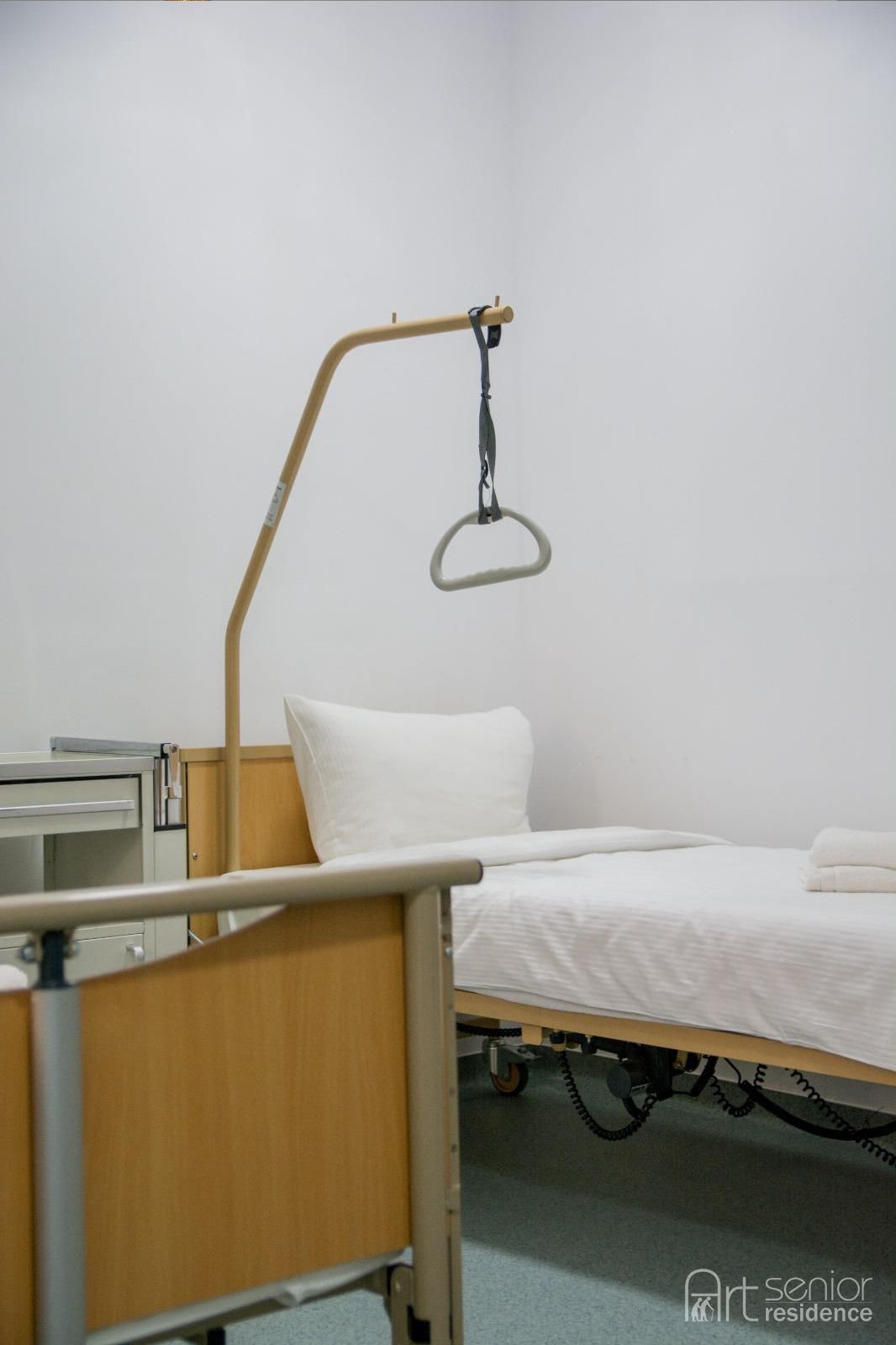 Pat medical cu mâner de sprijin pentru ridicare