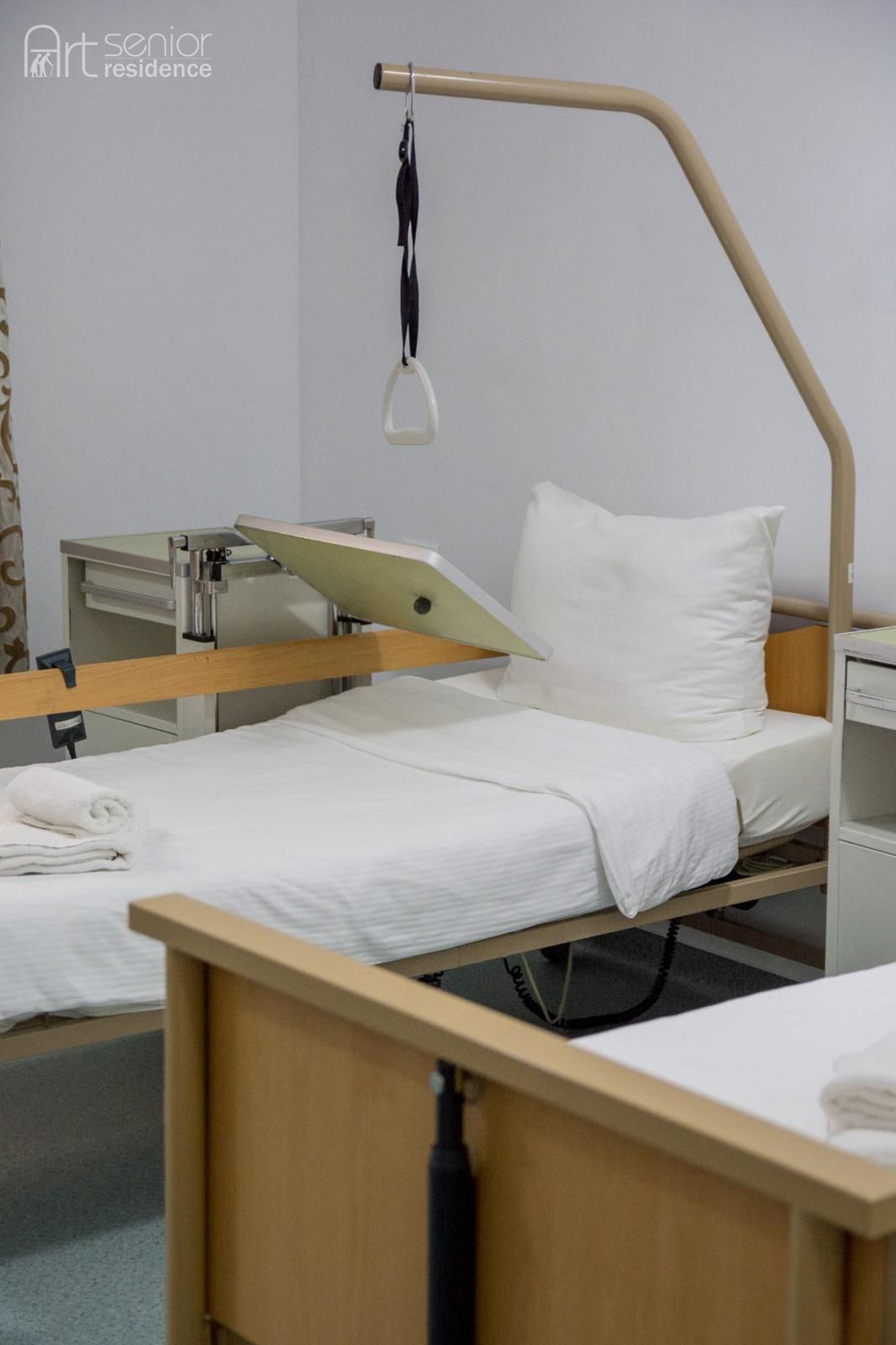 Pat medical cu măsuță de servire și noptieră