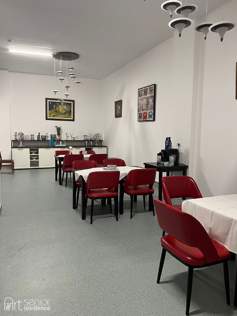 Sala de mese, cu spațiu pentru servire