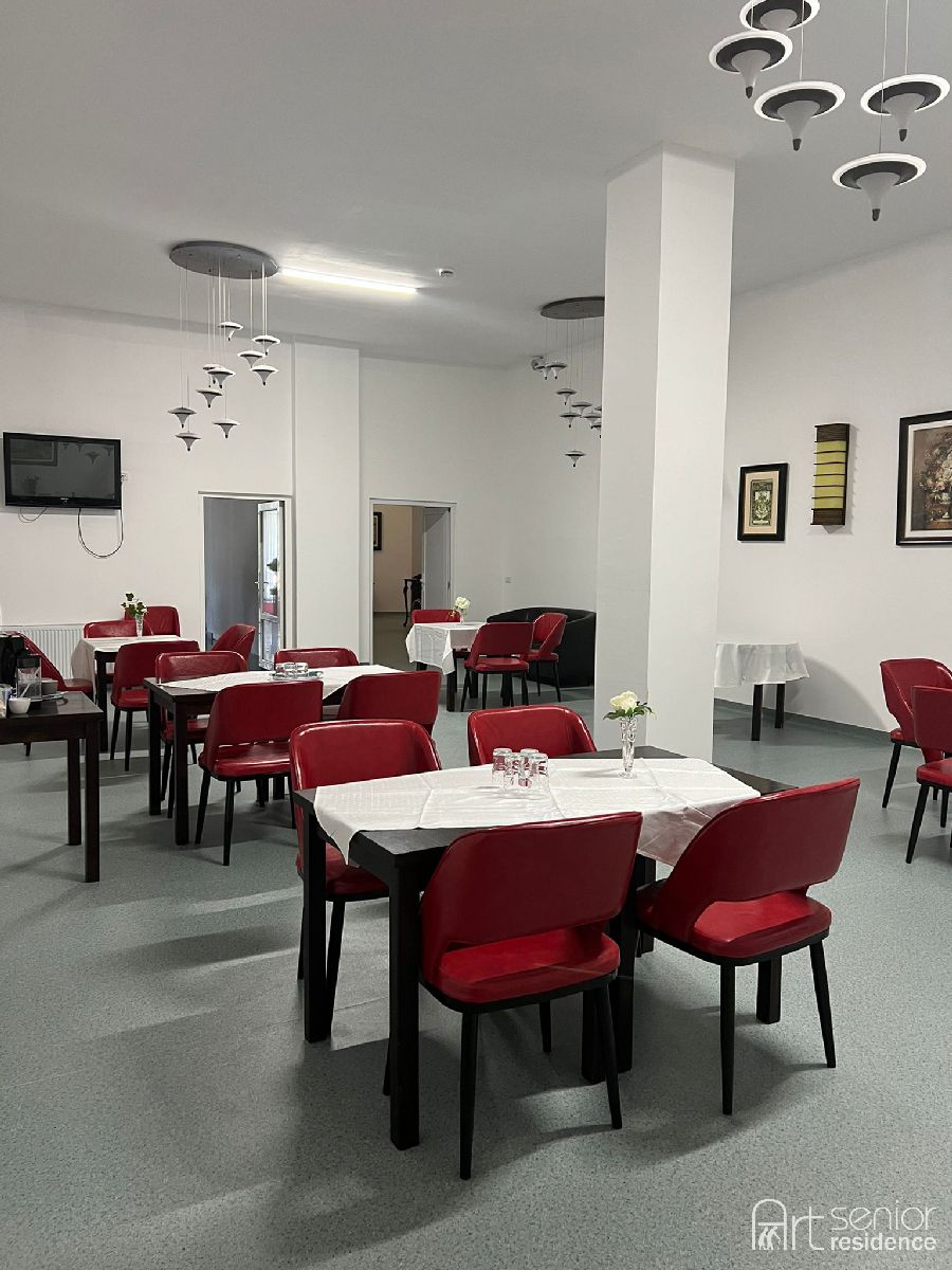 Sala de mese văzută dinspre intrare
